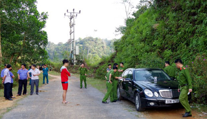 Vợ chồng và con nhỏ chết trong xe Mercedes: Hé lộ cuộc điện thoại cuối cùng - 1