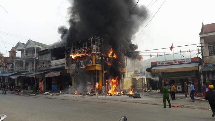 chay cua hang dien tu - dien lanh, hang tram nguoi dan hoang loan hinh anh 2