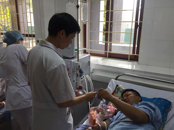 Vụ chạy thận 8 người chết: Bệnh nhân mong BS Lương tiếp tục được làm việc - 1