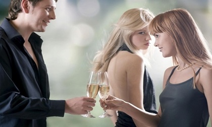 Tại sao cứ phải nhón chân vào hạnh phúc của nhau khi cùng là phụ nữ?
