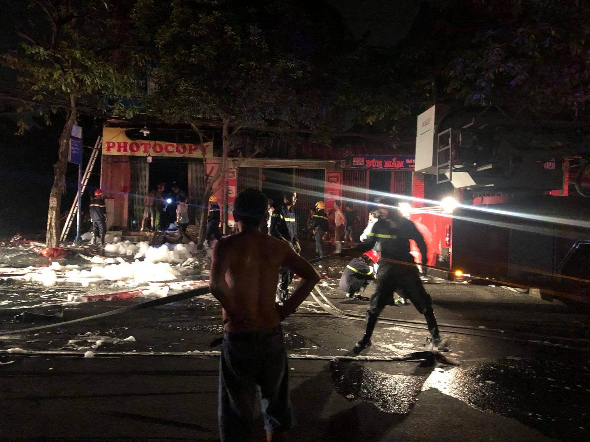 TP. HCM: Cả gia đình kêu cứu trong ngôi nhà bốc cháy dữ dội lúc nửa đêm, một bé trai 2 tuổi tử vong - Ảnh 2.