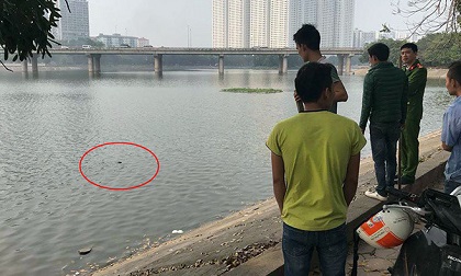 HN: Kinh hoàng phát hiện xác người nổi trên hồ Linh Đàm