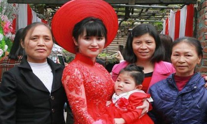 Bé gái Lào Cai suy dinh dưỡng ngày nào nay bụ bẫm trong lễ ăn hỏi của mẹ nuôi