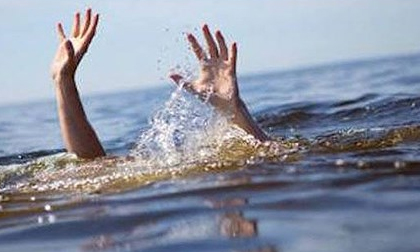 Bố mẹ bàng hoàng khi thấy thi thể con trai 18 tháng tuổi dưới ao nhà