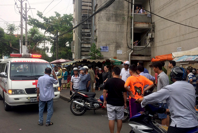 Lien tiep 2 nguoi thiet mang khi bi roi tu chung cu o Sai Gon hinh anh 1
