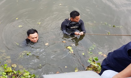 Đang đi trên cầu, người đàn ông đột nhiên nhảy xuống sông tự tử