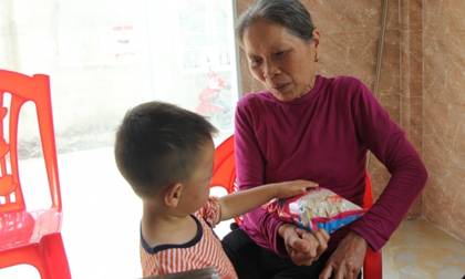 Cháu bé 2 tuổi bị cha dượng bạo hành: Gia đình nạn nhân nói gì?