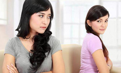 Quá mệt mỏi khi đi chơi đâu người yêu cũng dẫn em gái đi theo