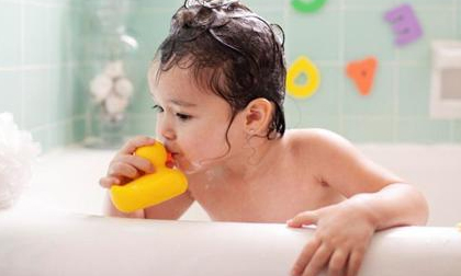 Thứ đồ mà nhiều trẻ em Việt thích chơi trong khi tắm chứa cả ổ vi khuẩn