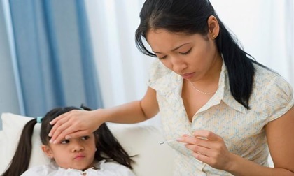 Một tay chăm bẵm con, đến lúc con bệnh, người vợ bị chồng chửi rủa không ra gì