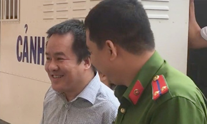 'Đại gia' thủy sản bị cáo buộc lừa đảo 147 tỷ cười tươi khi ra tòa
