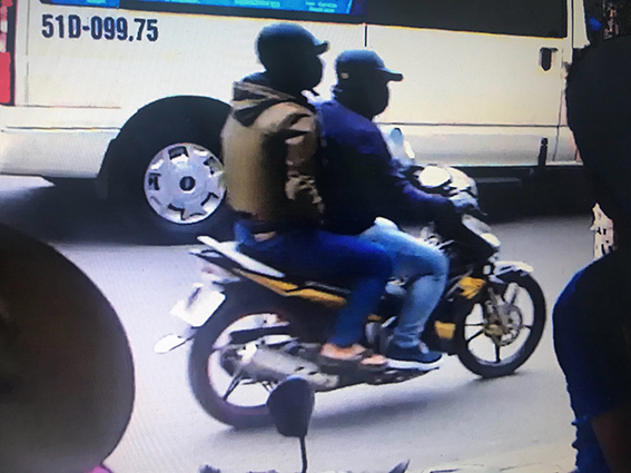 camera an ninh nhan dang 2 ke nghi dung sung cuop ngan hang hinh anh 1