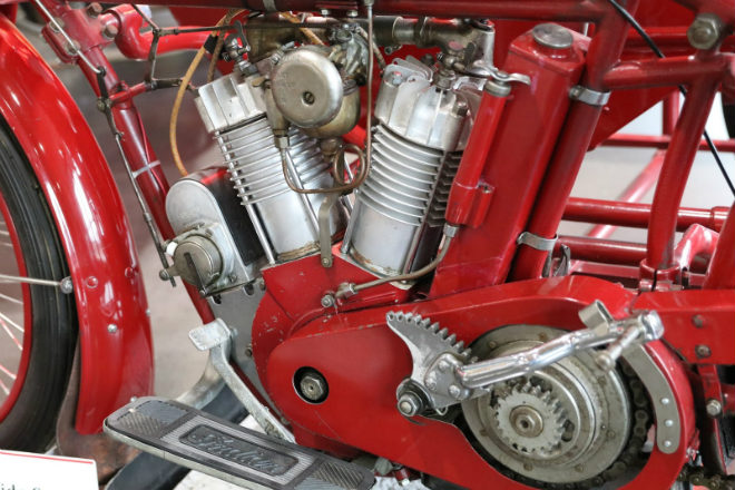Ngắm xế cổ 1915 Indian Big Twin giá 2 tỷ đồng - 4