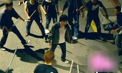 3 thiếu niên bất ngờ bị chém gục trong quán trà sữa