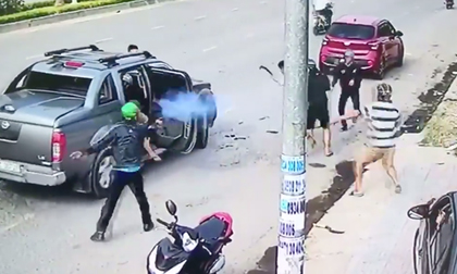 Hai băng giang hồ đi ô tô dùng súng bắn nhau kinh hoàng trên phố