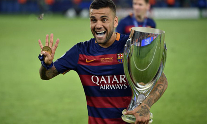 Cựu sao Barca trở thành cầu thủ thành công nhất lịch sử túc cầu