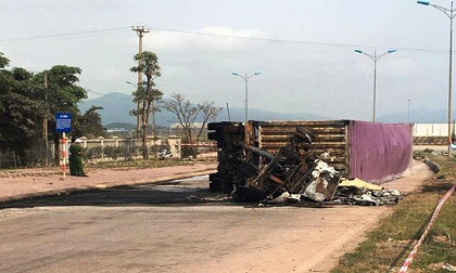 Xe container lật ngang rồi bốc cháy dữ dội, 2 người tử vong trong ca-bin
