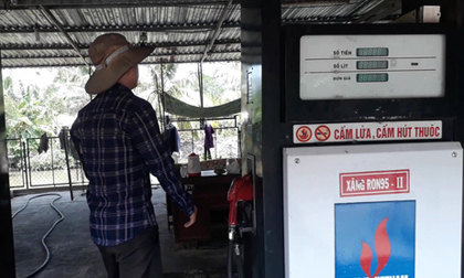 Nhân viên cây xăng 'móc túi' khách hàng để... có tiền trị bệnh!