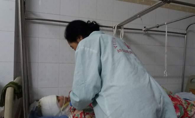 Nỗi đau của người mẹ phía sau vụ cô giáo bị chồng cũ đổ axit - 1