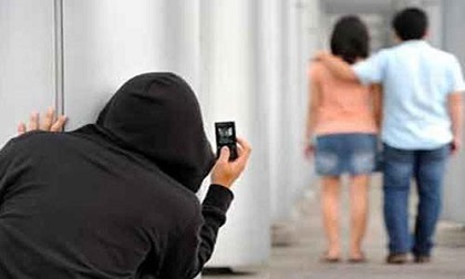 Chồng thường xuyên nói xấu 'rau sạch công sở' của mình để che giấu ngoại tình