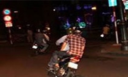 Táo tợn xịt hơi cay, cướp xe máy của 2 mẹ con