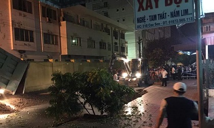 'Hố tử thần' cuốn 1 người dân cùng 2 xe máy trong đêm