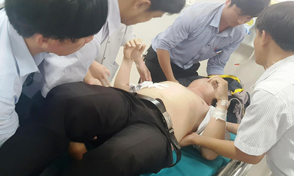 Vụ học sinh đâm thầy giáo trọng thương: Thầy có tát tai học sinh trước lớp?