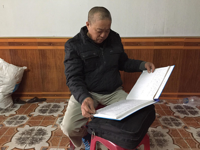 Ông nội bé Phương Anh đọc đơn kiến nghị chờ gửi tới cơ quan chức năng cho phóng viên nghe. Ảnh: Tuệ Minh