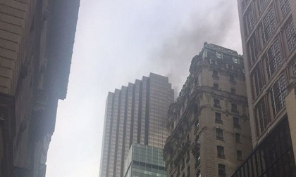 Khói đen cuồn cuồn từ tòa tháp Trump ở New York, Mỹ