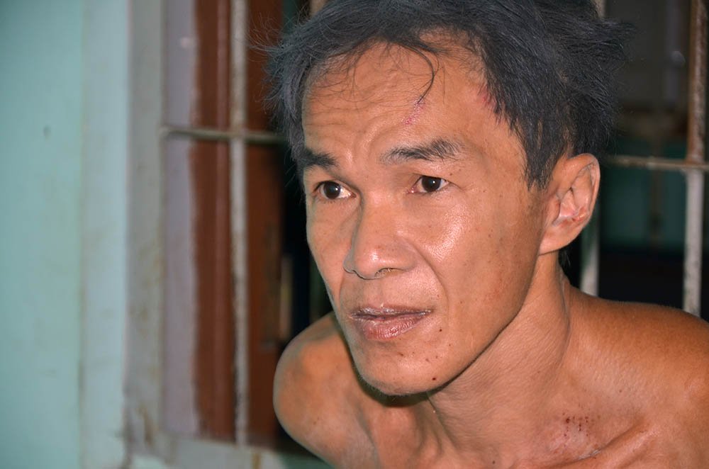 Vụ giết hàng xóm, chém công an: Sốc với thi thể không nguyên vẹn của nạn nhân - 1