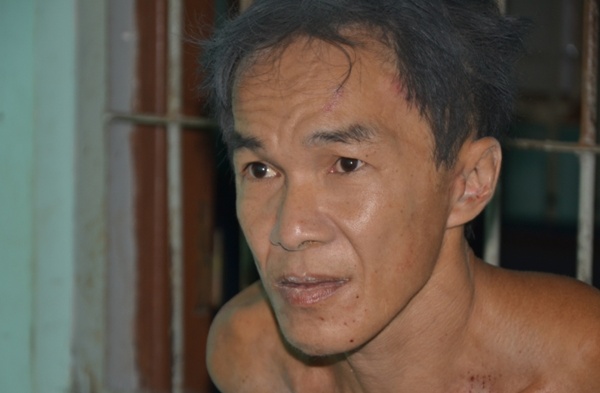 Chém lìa đầu hàng xóm, tấn công Cảnh sát khi bị vây bắt Chém lìa đầu hàng xóm, tấn công Cảnh sát khi bị vây bắt