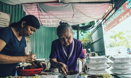 Gạt nước mắt, mẹ chồng nạn nhân nấu cơm chay miễn phí cho cư dân Carina