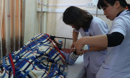 Bác sĩ lại bị người nhà bệnh nhân hành hung khi đang cấp cứu cho bệnh nhân