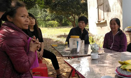 Ba cháu bé chết đuối dưới ao nước sau nhà: Xóm nghèo nhuốm màu tang thương