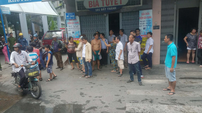 TP.HCM: Giải cứu thành công cụ ông 70 tuổi bị ngạt khói trong quán cà phê bốc cháy giữa trưa - Ảnh 3.