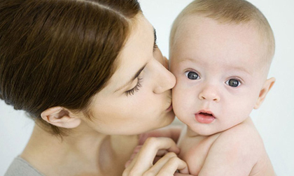 Vì sao nụ hôn của người lớn có thể khiến trẻ sơ sinh viêm màng não?