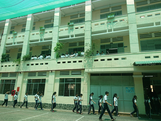 TP.HCM: Đạt điểm trung bình 8,9 nhưng vẫn không làm hài lòng bố mẹ, nam sinh lớp 10 nhảy lầu tự tử - Ảnh 3.