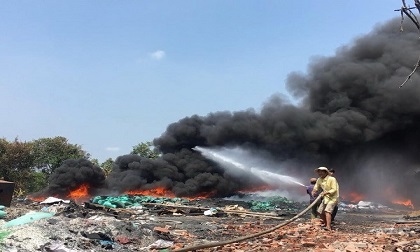 Cháy dữ dội tại cơ sở tái chế nhựa do người dân đốt rác