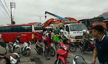 Quảng Ninh: Xe du lịch đâm vào đuôi xe khách, 14 người bị thương