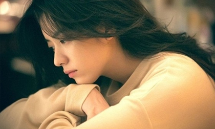 Vừa nhìn thấy tô cháo chị chồng nấu cho tôi, chồng đã vội giật lại không cho ăn