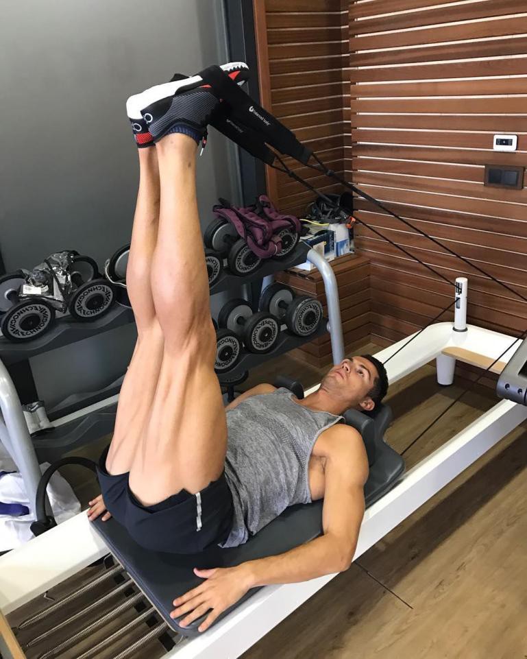 Ronaldo: Hành trình lột xác từ bộ xương di động đến body cực phẩm - Ảnh 10.