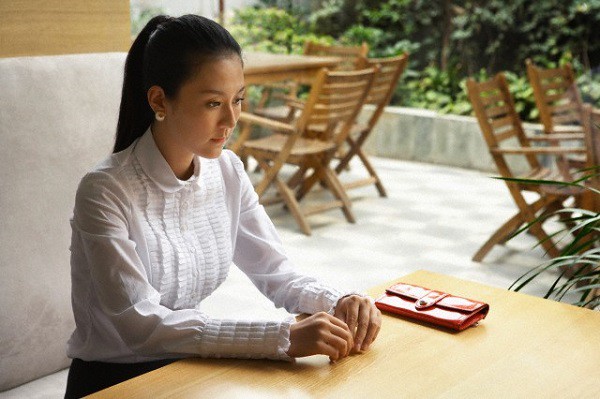 Khi nhìn thấy thủ phạm tặng hoa trước cổng nhà, tôi sững sờ không dám tin vào mắt mình - Ảnh 2.