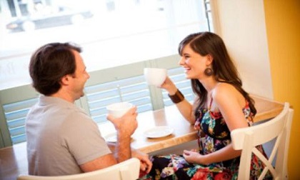 Xử sự không ngờ của mẹ chồng khi bắt gặp con dâu thân mật với người cũ ở quán cà phê