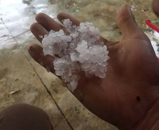 Mưa đá, lốc xoáy khiến hàng trăm ngôi nhà sập, nhiều người bị thương - 3