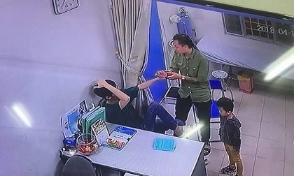 Người nhà đấm liên tiếp vào mặt bác sĩ, vứt tiền lên bàn tạo hiện trường giả
