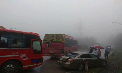 10 ôtô đâm liên hoàn, 5 vụ tai nạn trên QL6 do sương mù