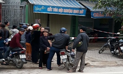 Phát hiện đôi vợ chồng chết bất thường trong quán gội đầu