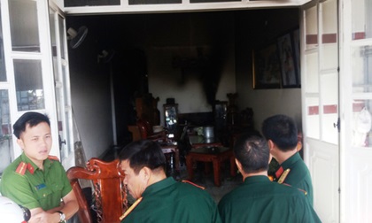 Phá tường, cứu 3 mẹ con trong căn nhà đang cháy