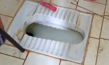 Thợ sửa ống nước bị sốc khi phát hiện thi thể bé sơ sinh 2 ngày tuổi trong bồn cầu