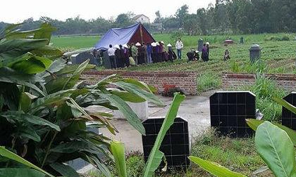 Tiếng khóc xé lòng trong phút tiễn đưa bé trai bị kẻ lạ mặt đâm tử vong ở Vĩnh Phúc